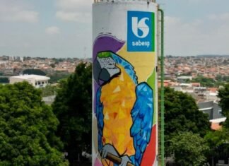 Kranium pinta mural de graffiti a 20 metros de altura no Jd. Amanda