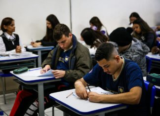 Governo de São Paulo define regras e orientações sobre o uso de celulares nas escolas