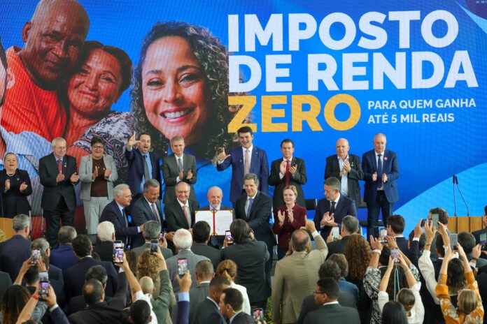 Lula sanciona lei que isenta IR de quem ganha até R$ 5 mil